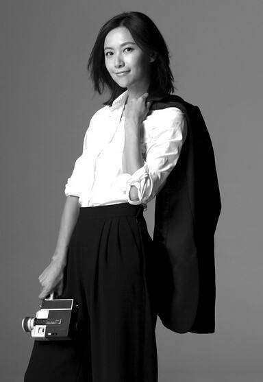 照片是在健身房拍摄的,黄立行的身材非常好,胸肌和腹肌明显.