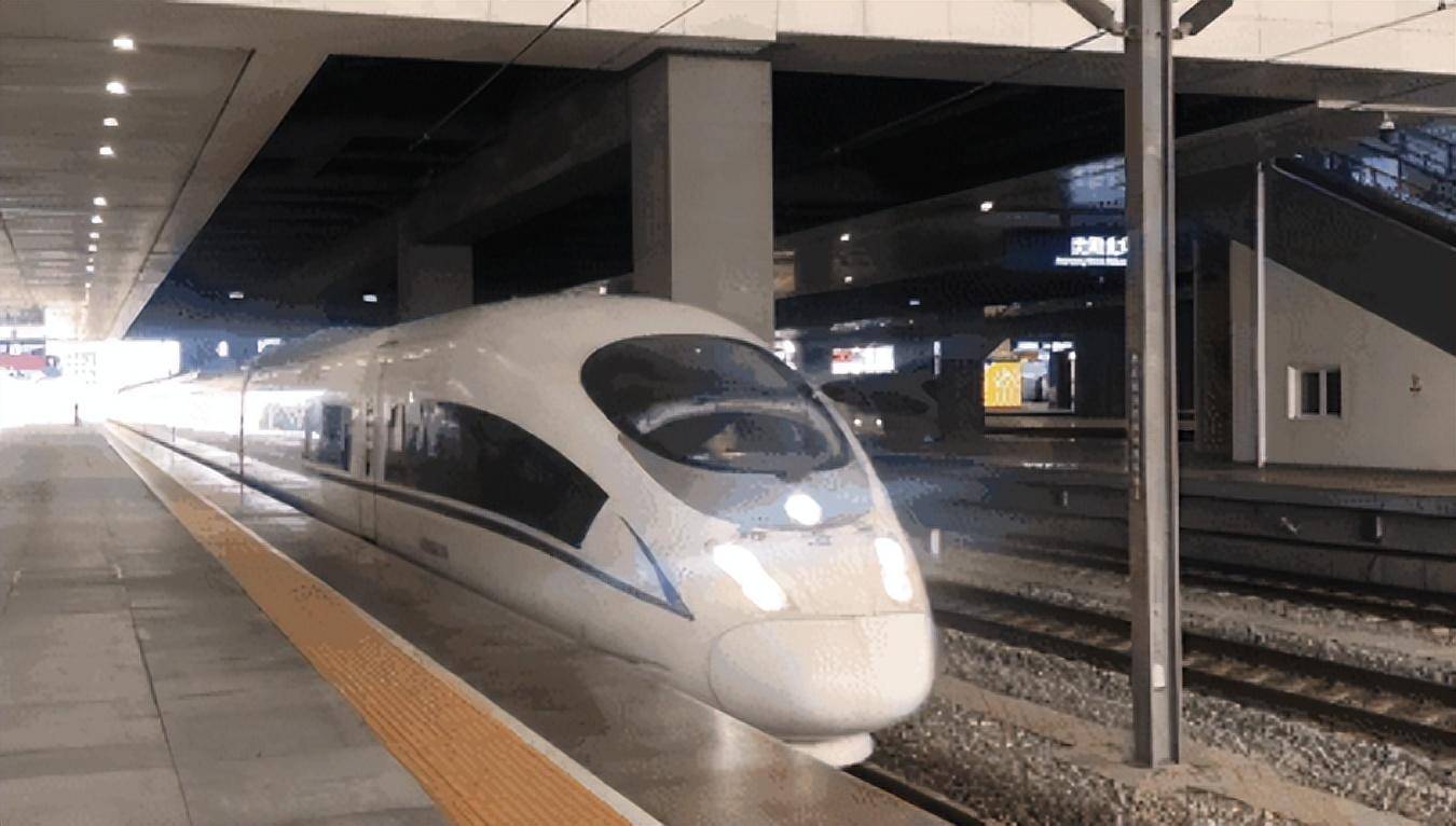 高铁白天也开灯?原因与你有关!_光线_车厢_列车