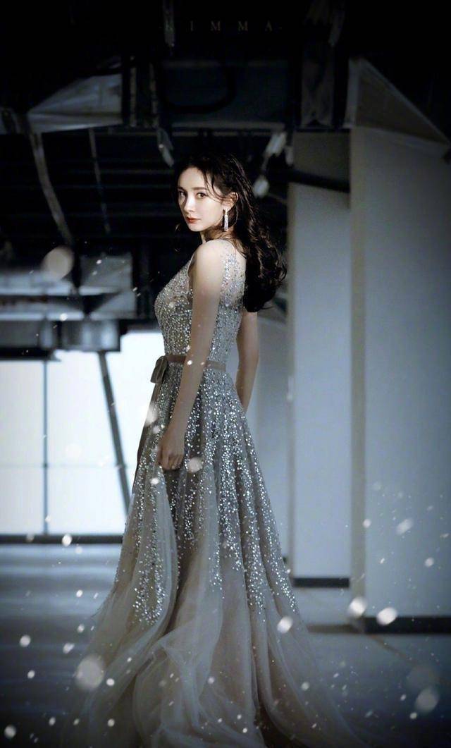 虽然很简约,但是将腰身显得非常细,同时将身材比例衬托的非常完美,这