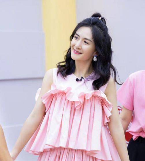 谢娜在家教女儿学英语,女儿对镜探出半个头,胖乎乎的胳膊超可爱_视频