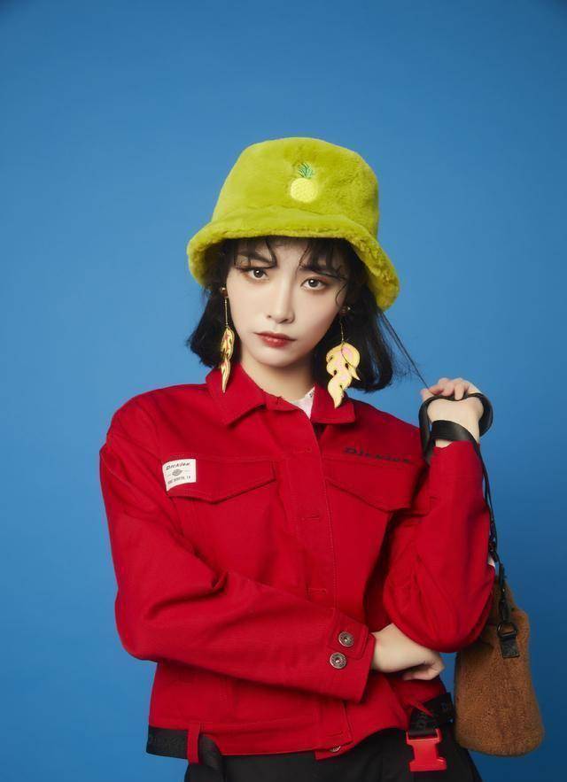 红色_女孩子_黑色贝雷帽