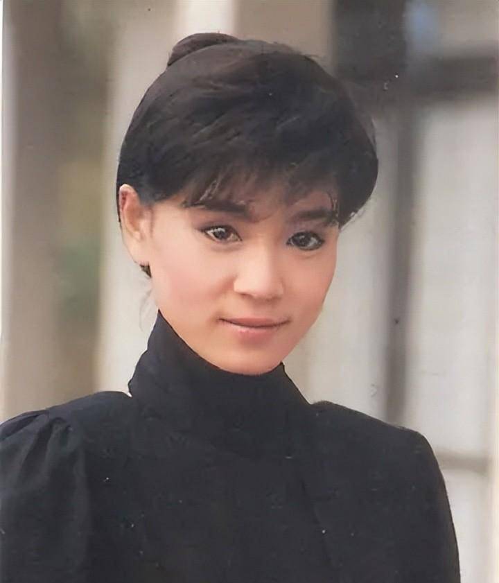 63岁刘雪华独居11年,与狗为伴,自曝遗憾终生的是不能生儿育女_张佩华