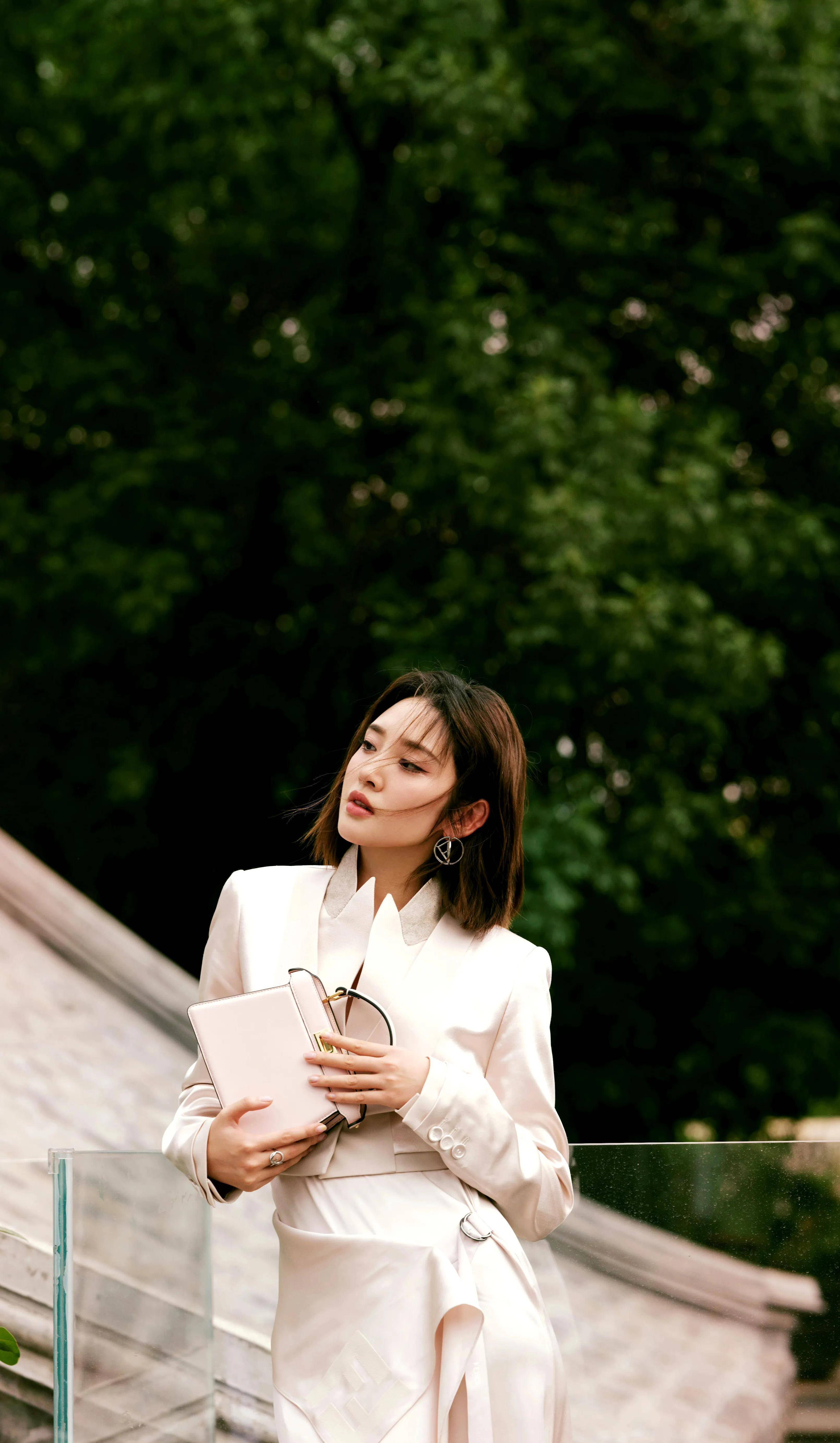 总之,唐艺昕自信而端庄,无论在事业还是生活中都展现出不凡的魅力.