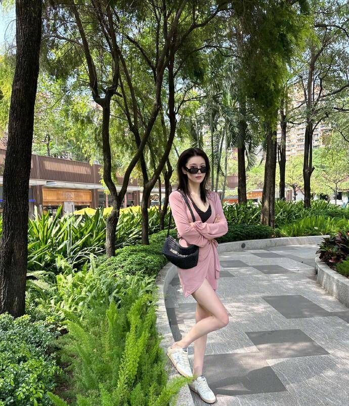 36岁的张馨予真是会穿,长腿粉色短裙好吸睛好美_身材_设计_裙子