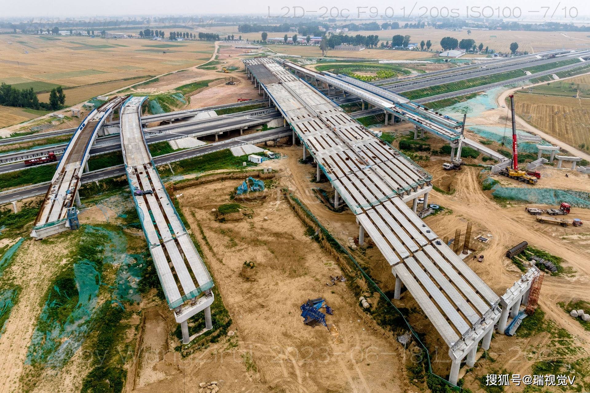 安罗高速滑县段:跨濮卫高速枢纽立交施工现场丨无人机航拍_高速公路