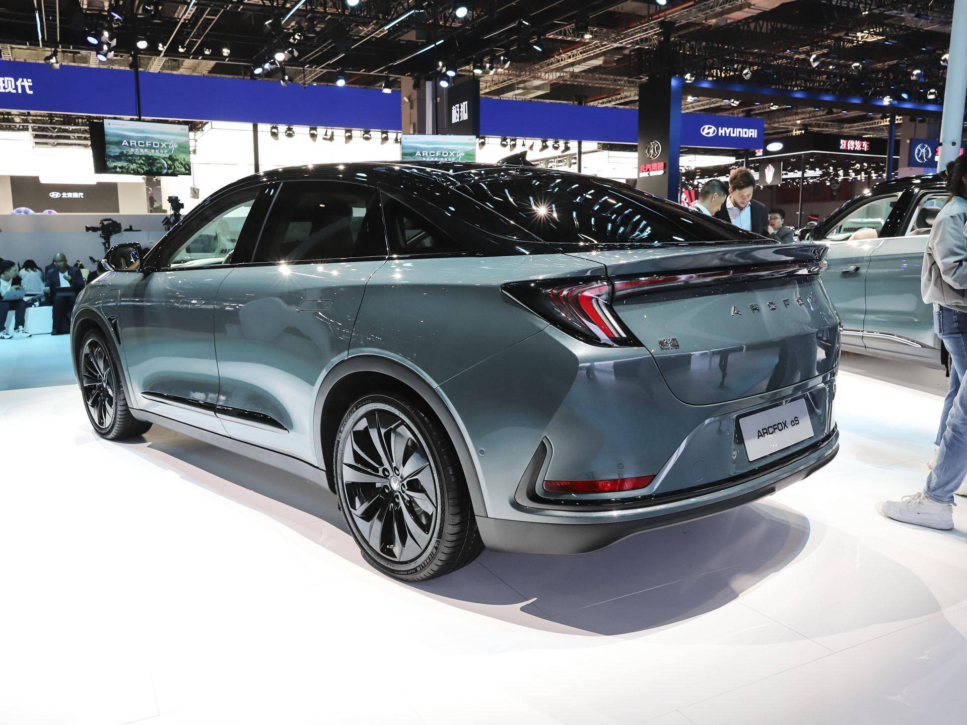 最高续航735km,极狐阿尔法s森林版上市,18.98万元起_搜狐汽车_搜狐网