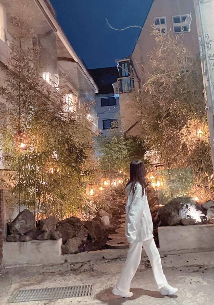 14岁女儿出游画面曝光,「逆龄青春打扮」妈妈变姐姐_朴妍雅_照片_背影