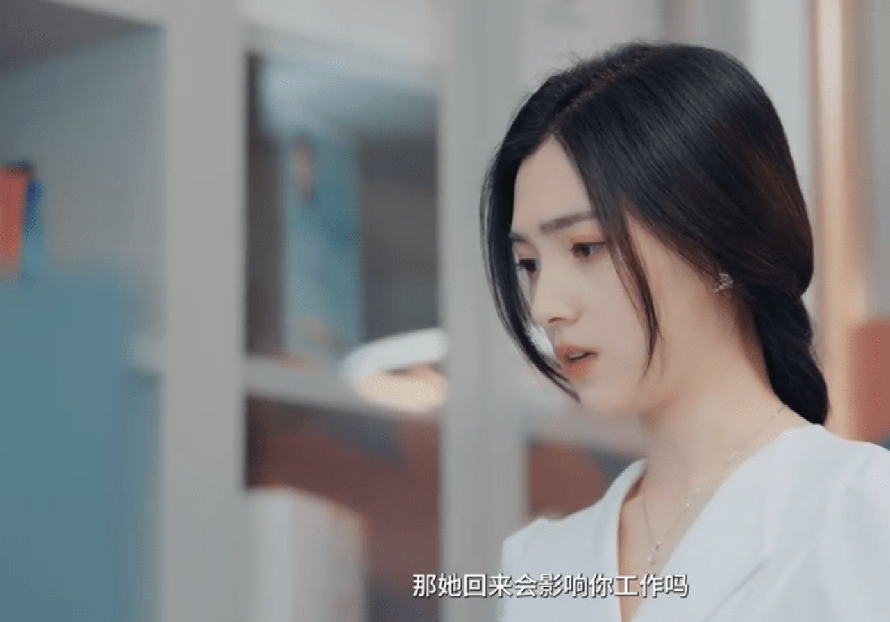 樊楚琦饰演的女二号沈若兮,不仅是陆泽臻的原始合伙人,还曾是许洛最