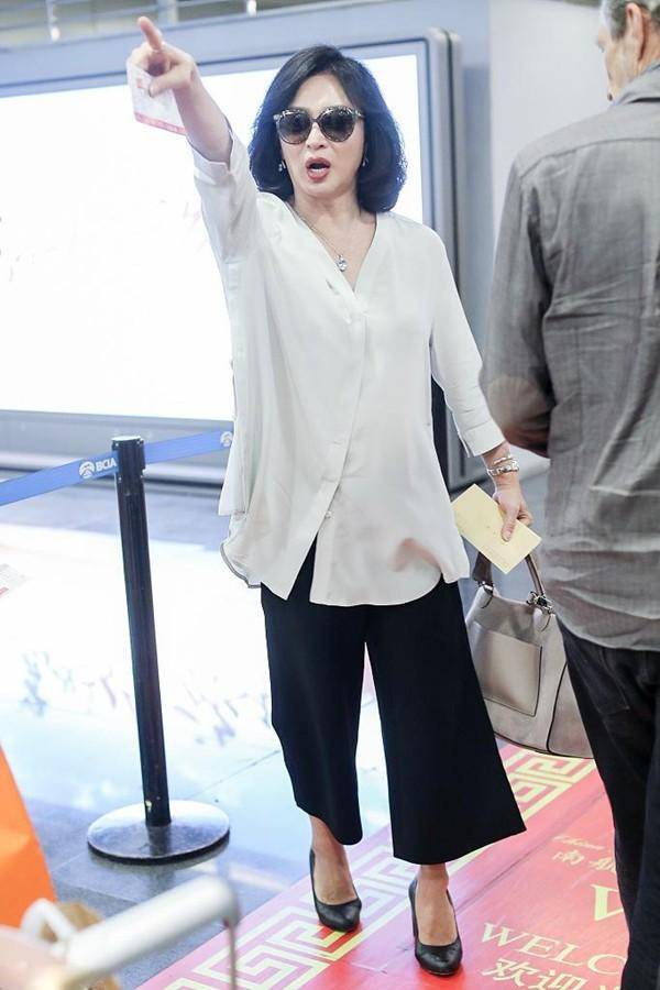 金星携老公走机场,她穿v领衫 墨镜飒美十足,汉斯不修边幅像路人_造型