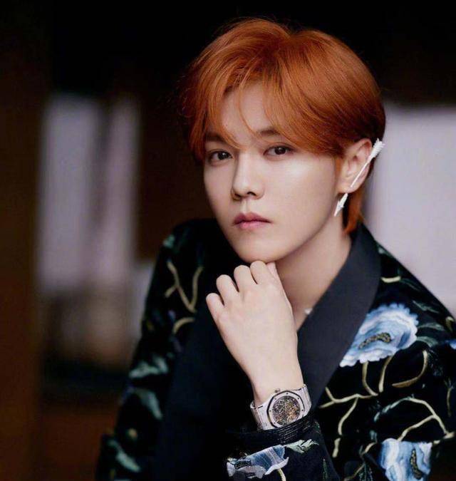 一整夜鹿晗在酒吧被拍,随行的还有两个美女,网友在线叫关晓彤_事情