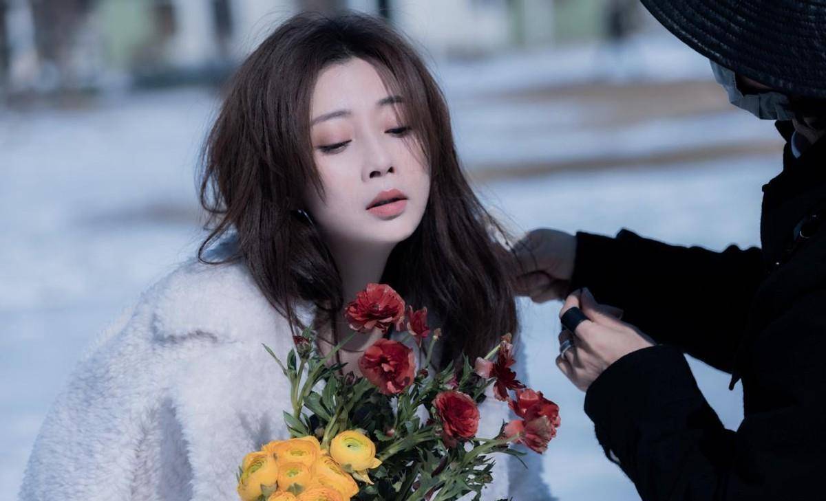 殷桃绿藤树下拍写真,穿白色衬衫少系扣走御姐范,眼神犀利不单纯_女性