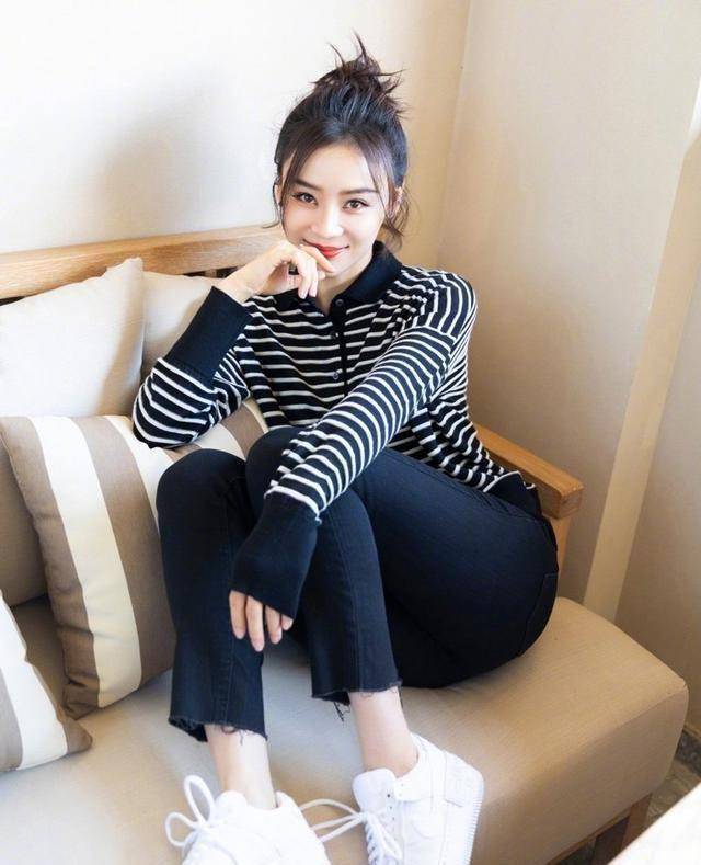 袁姗姗就是大写的时髦,红色喷漆外套搭配直筒裤,英伦风十足_时尚_卫衣