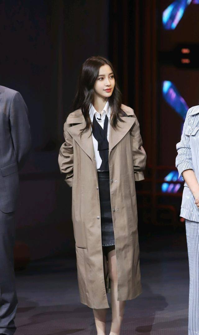 杨颖的穿搭造型很高级,身穿黑色上衣搭配灰色牛仔裤,又酷又时尚_头发