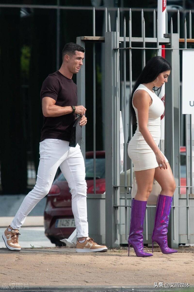 c罗和女友乔治娜出街,乔治娜穿裹身迷你裙真火辣,曲线真性感_造型