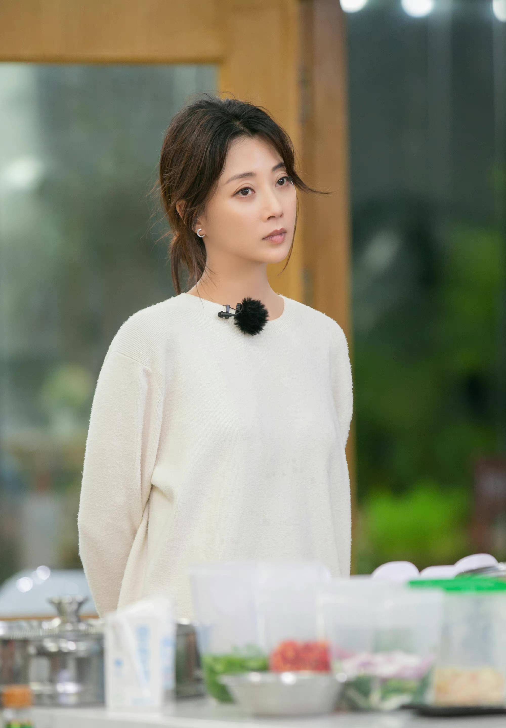 《中餐厅》殷桃球衣战靴,实力派穿搭,黄晓明难得一见的青春模样_衬衫