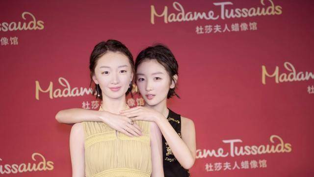 杨紫晒与蜡像合影,给她起洋气的英文名,还邀请大家帮她整理妆发