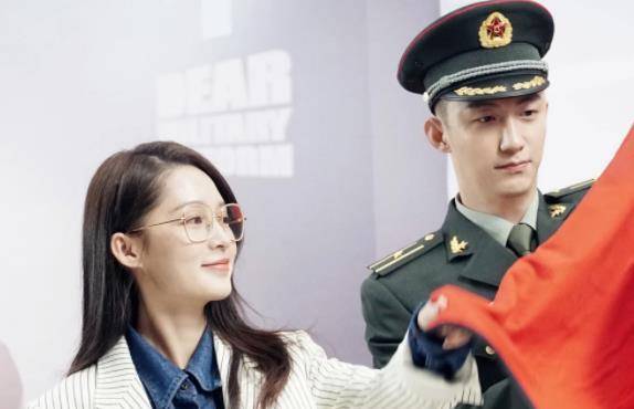 黄景瑜晒李沁送的美少女围裙,评论区回复李沁的话暗藏深意_网友_观众