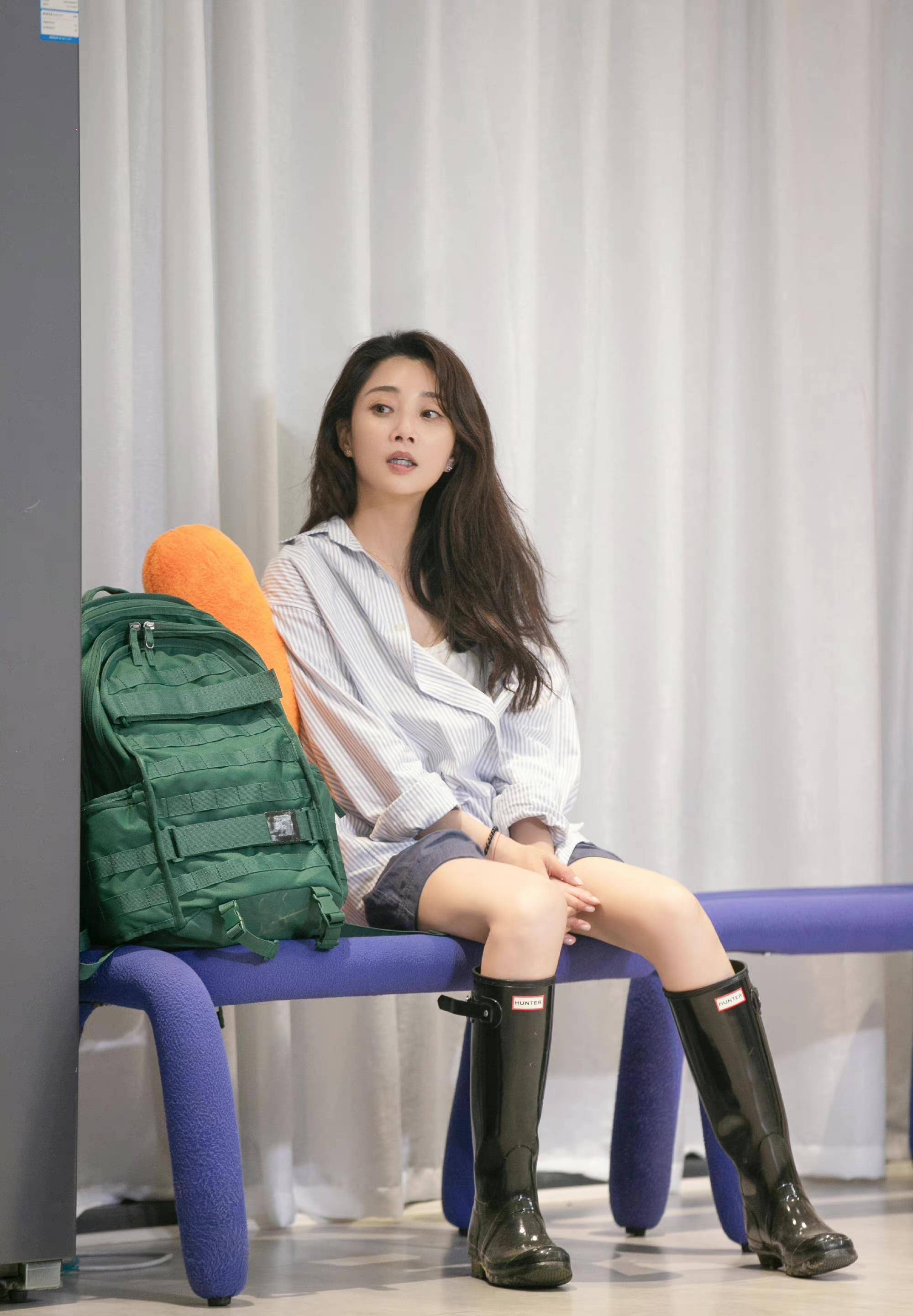 《中餐厅》殷桃球衣战靴,实力派穿搭,黄晓明难得一见的青春模样_衬衫