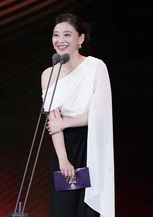 梅婷同框倪萍，两人五官气质好像啊，梅婷脸上长痘眼神强势有气场-梅婷和倪萍越来越像了