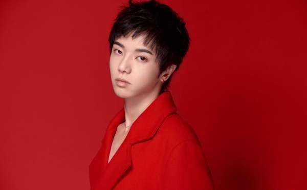 的家底据了解是因为华晨宇穿的衣服,价格非常昂贵,为了不带坏未成年