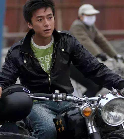 颜值不高的他,被赵宝刚捧红,是宋丹丹干女儿前男友,被妈妈溺爱_朱雨辰