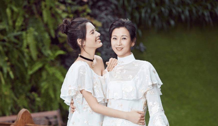 有种"相似"叫杨幂和妈妈,看到张予曦母亲后,秒懂啥叫复制黏贴_自然