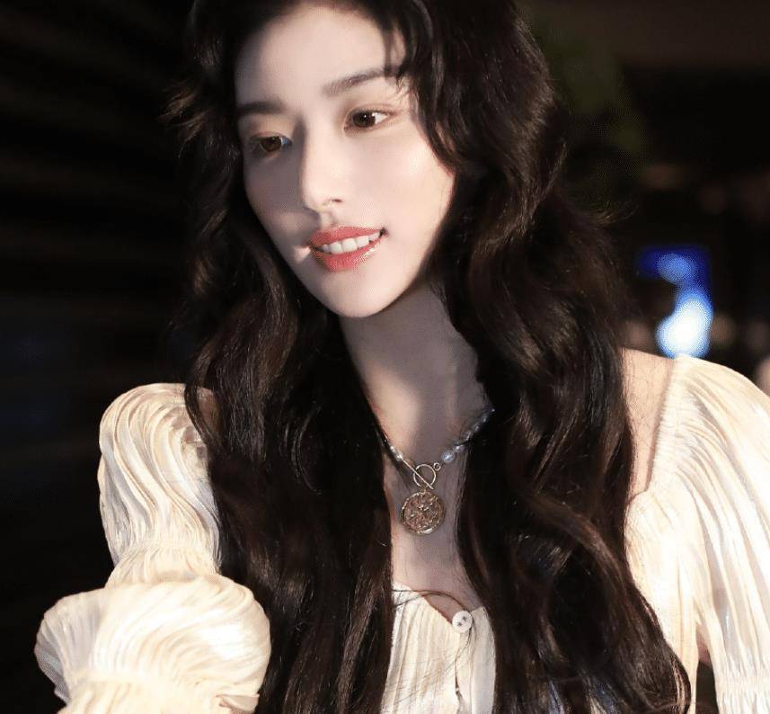 孔雪儿终于放弃红棕发,换成黑长卷后,是"迪士尼在逃公主"吧?