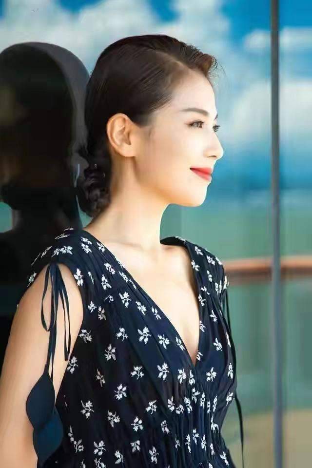 刘涛穿深v碎花裙大秀好身材,不仅时尚显瘦,马尾辫扎丝巾也太美_连衣裙