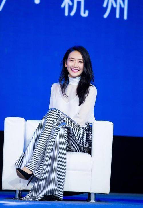 看看她自己的鸥式坐姿,美是无法控制的!_王鸥_作品_普通人