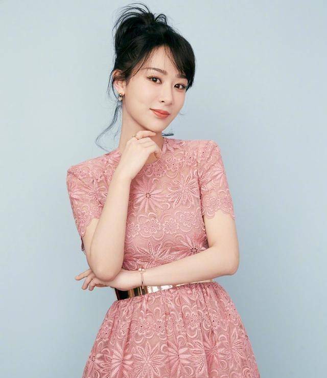 杨紫新春造型温婉优雅,粉粉嫩嫩好迷人,27岁宛如18岁少女_裙子_粉色