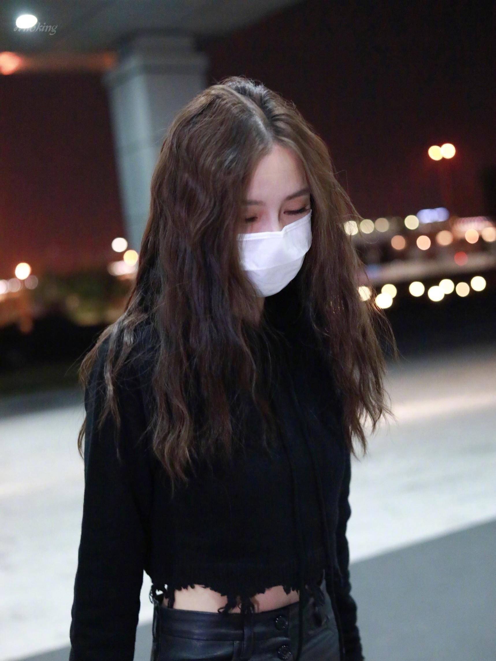 泡面头,是一款时下比较受女生欢迎的发型,长发一直是女神的标配,加入