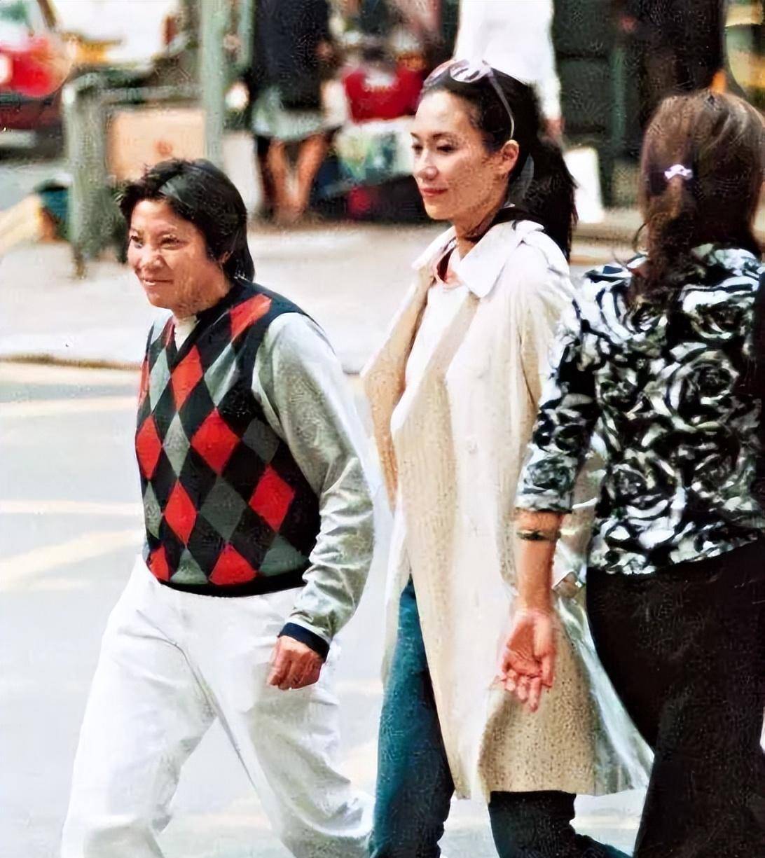 邓霓仪的哥哥也赞成两人在一起,他说只要妹妹喜欢就可以了.