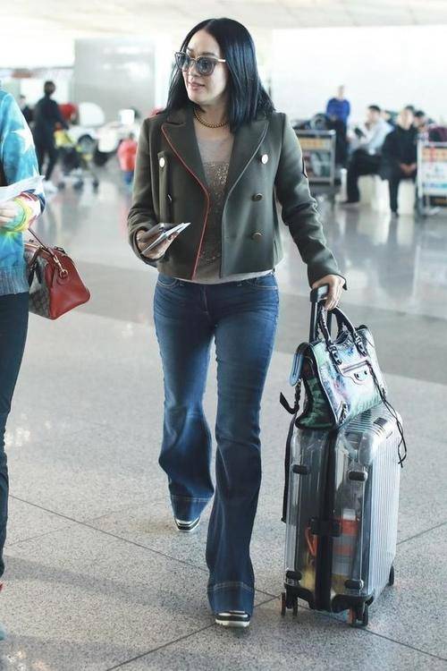 姑娘很有淑女范,穿着一件黑色的背心,精气神十足_钟丽缇_西装_牛仔裤