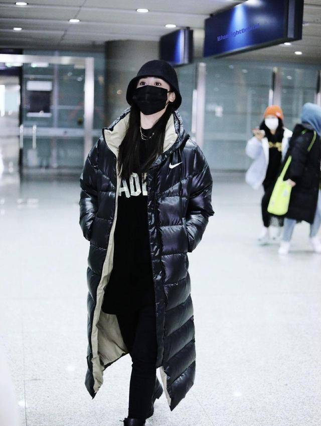 袁冰妍近日机场私服穿搭造型,银色羽绒服内搭卫衣,乖巧又软萌_黑色