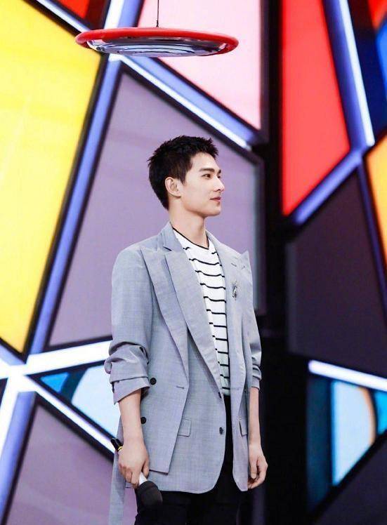 杨洋医生造型火上热搜,全副武装戴茶色眼镜,不敢再说他"娘"了_魅力