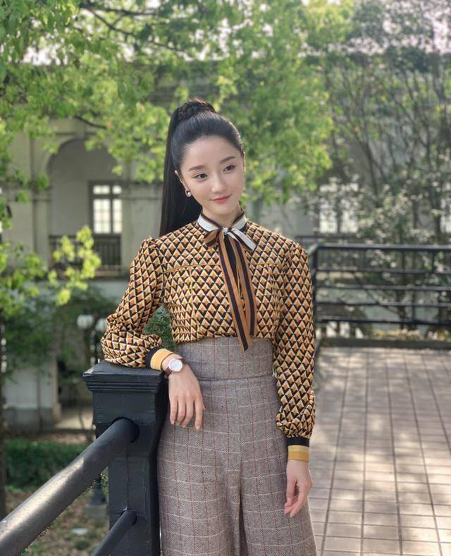 私服穿搭休闲舒适,小娘惹戏里戏外一样楚楚动人_白色_黑色_粉红色