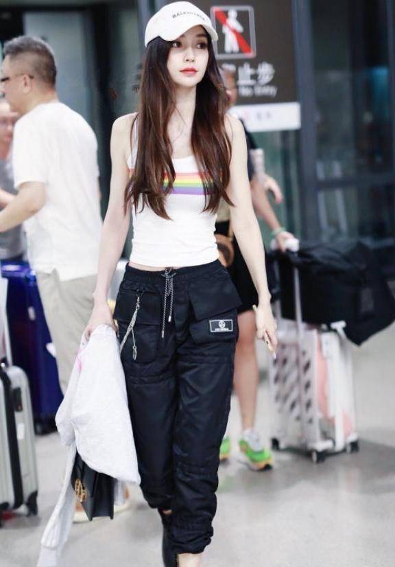 杨颖再现少女心,身穿紫色小衫尽显温柔,这腰哪像生过孩子_时尚_衣服