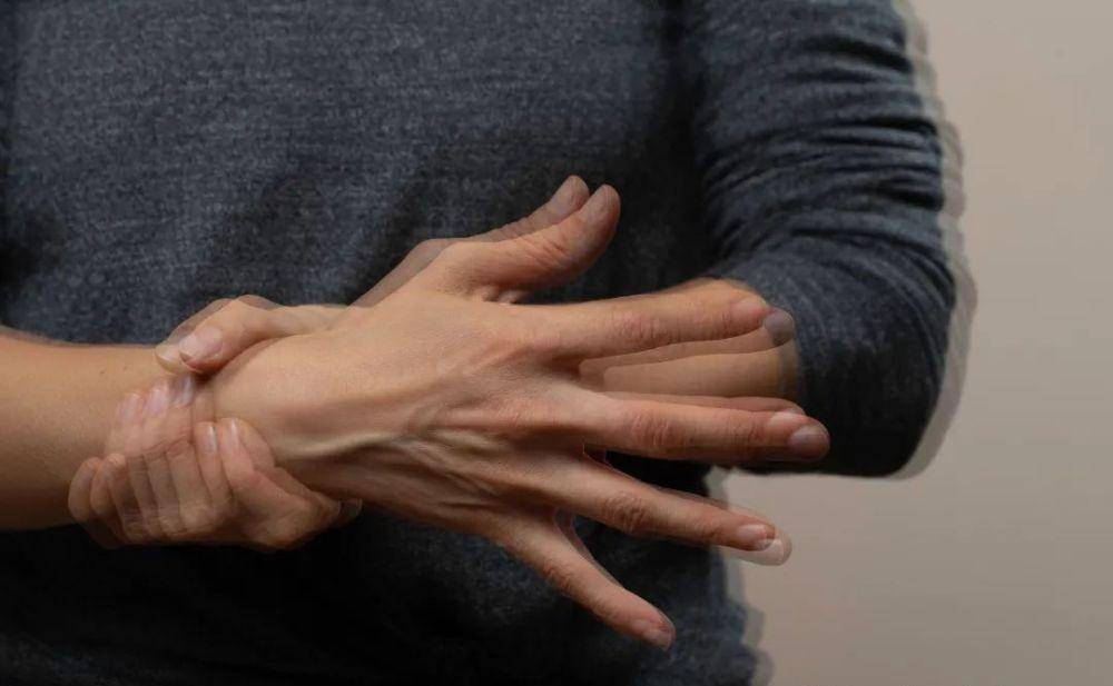 手抖不过是一缕肝风,教你1招,平息肝风,帕金森也不用怕了_父亲_问题