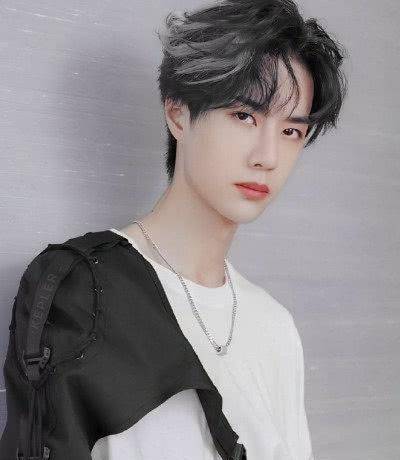 黃明昊16歲出道,初中學歷同為