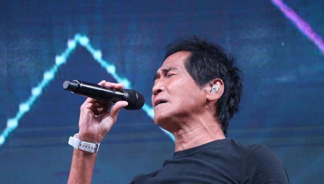 与王祖贤相恋15年,唯一能与王杰抗衡的歌手,如今的齐秦怎么样了_旗杆