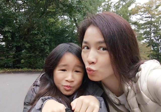 瑶女郎张庭全家庆中秋,老公林瑞阳满头白发_女儿_琼瑶_和林