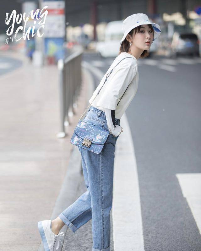 日常风的杨紫也是很淑女的,白色半袖和牛仔裤永远时最简单但也不失