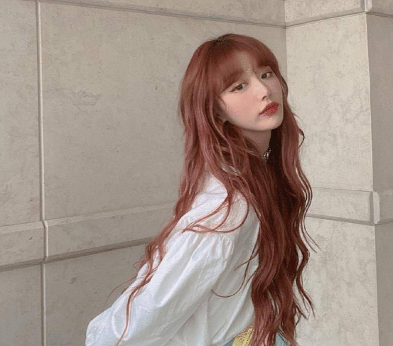 孔雪儿终于放弃红棕发,换成黑长卷后,是"迪士尼在逃公主"吧?