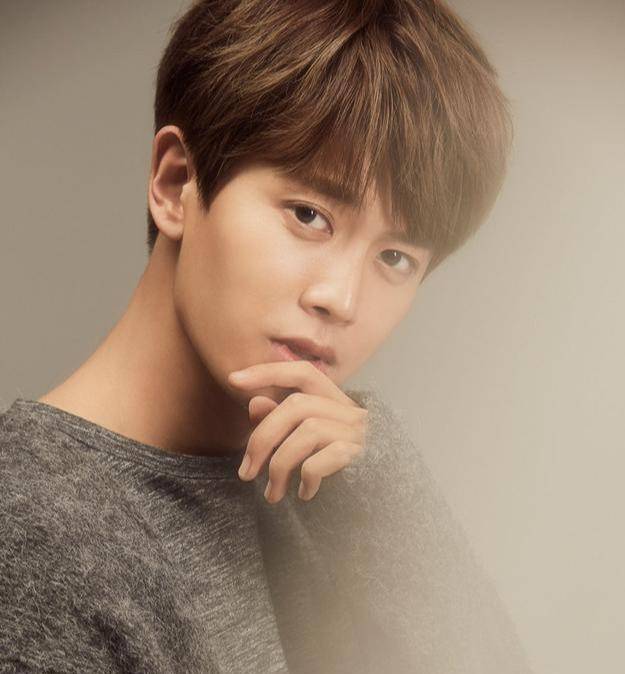 著名的眼神开车有人说,躲过了李现肖战王一博,却没想到在任嘉伦这沦陷