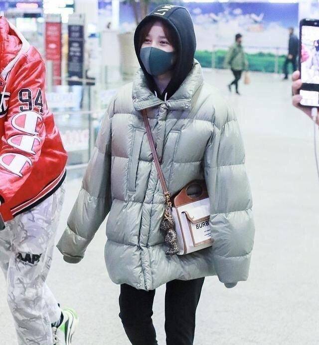 于小彤和大5岁女友走机场,女友穿棉服好娇俏可爱,看不出年龄差_陈小