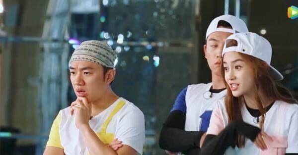 杨颖受罚两次就猜出答案,对比邓超差距明显,网友:杨颖好聪明!