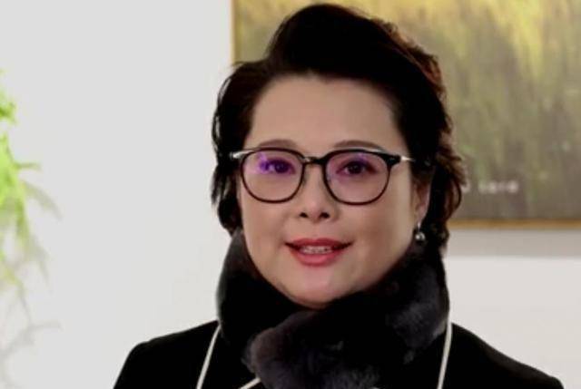 袁立现身医院看望患者,素颜现身打扮朴素,毫无明星架子_病人_面颊
