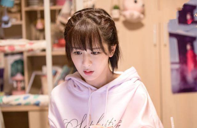 杨紫晒佟年长发定妆照,第一眼竟没认出来!