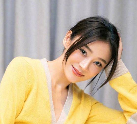 张小斐跟杨幂和袁姗姗等人是同班同学,不同于其他人在电视圈的顺风