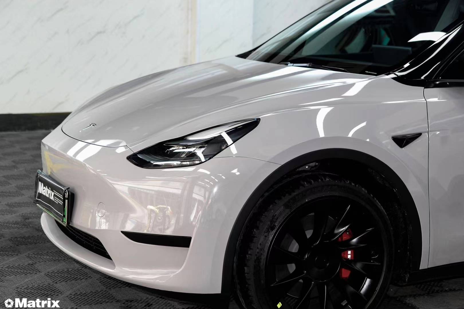 特斯拉modely矩阵改色膜纳多灰浅,赋予了更出众的车身流动感_搜狐汽车